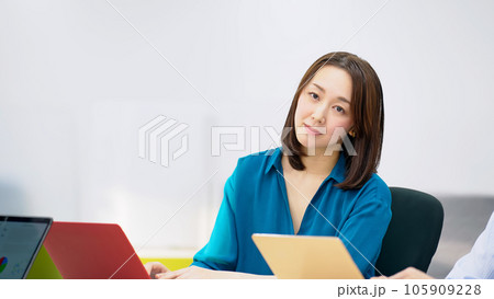 オフィスで会議に参加するカジュアルな女性 105909228