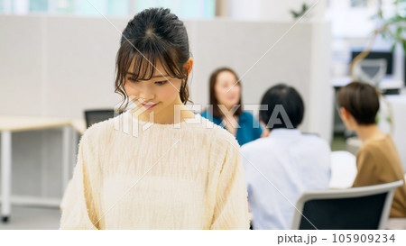 オフィスで仕事するカジュアルな女性 オフィスで仕事するカジュアルな女性 105909234