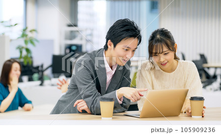 オフィスでミーティングするビジネスグループ 105909236
