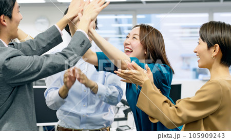 オフィスでハイタッチする会社員グループ オフィスでハイタッチする会社員グループ 105909243