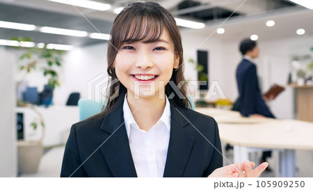 オフィスで会話するビジネスウーマン 105909250