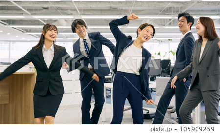 オフィスでダンスする会社員グループ 105909259