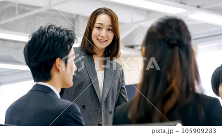 会議するビジネスグループ 105909283