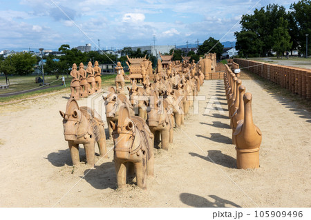大阪・高槻市／今城塚古墳公園の屋外に展示された埴輪（2023年8月6日撮影） 105909496