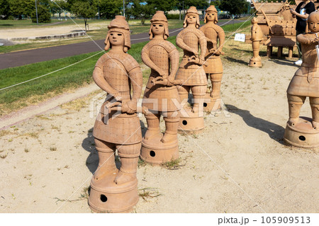 大阪・高槻市/今城塚古墳公園の屋外に展示された埴輪(2023年8月6日撮影) 大阪・高槻市/今城塚古墳公園の屋外に展示された埴輪(2023年8月6日撮影) 105909513