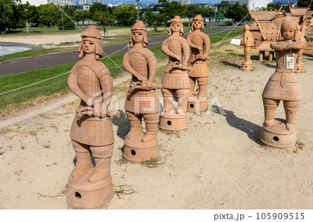 大阪・高槻市/今城塚古墳公園の屋外に展示された埴輪(2023年8月6日撮影) 大阪・高槻市/今城塚古墳公園の屋外に展示された埴輪(2023年8月6日撮影) 105909515