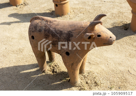 大阪・高槻市／今城塚古墳公園の屋外に展示された埴輪（2023年8月6日撮影） 105909517