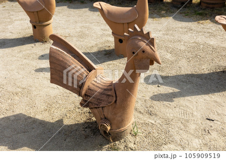 大阪・高槻市／今城塚古墳公園の屋外に展示された埴輪（2023年8月6日撮影） 105909519