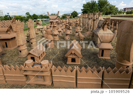 大阪・高槻市／今城塚古墳公園の屋外に展示された埴輪（2023年8月6日撮影） 105909526