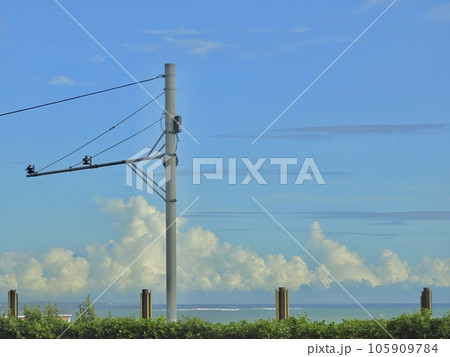 水平線と白い入道雲 夏の空 水平線と白い入道雲 夏の空 105909784