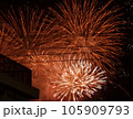 夜空に打ちあがる日本の花火 105909793