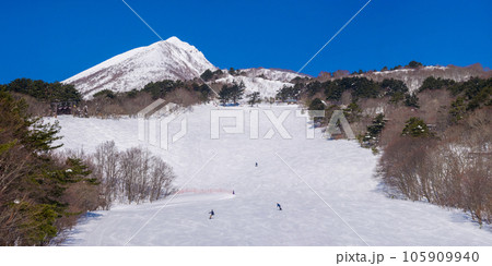 快晴の日の磐梯山と広大な滑走コース (福島県、猪苗代スキー場) 快晴の日の磐梯山と広大な滑走コース (福島県、猪苗代スキー場) 105909940