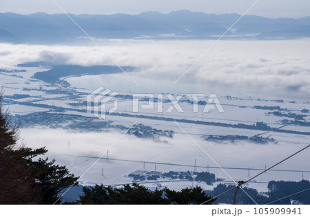 雲海の切れ間から覗く湖と雪の町 (福島県、猪苗代) 105909941