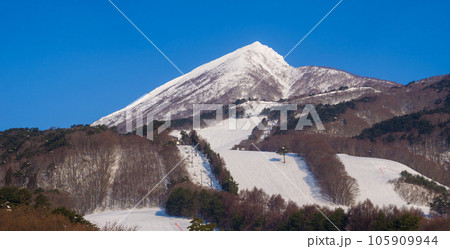 営業時間前の早朝のスキー場 (福島県、猪苗代スキー場) 営業時間前の早朝のスキー場 (福島県、猪苗代スキー場) 105909944