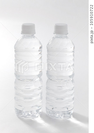 ペットボトルの水 105910722