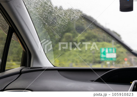 雨の日の高速道路を走行している車からの眺め 105910823