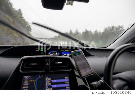 雨の日の高速道路を走行している車からの眺め 雨の日の高速道路を走行している車からの眺め 105910840