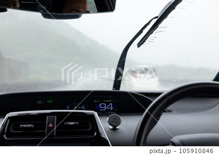 雨の日の高速道路を走行している車からの眺め 105910846