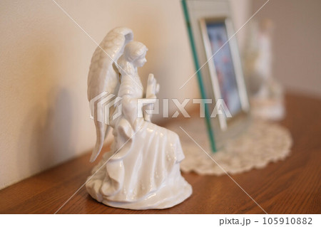 リビングボードの上の置物。ガラス越しの柔らかい光に照らされて リビングボードの上の置物。ガラス越しの柔らかい光に照らされて 105910882