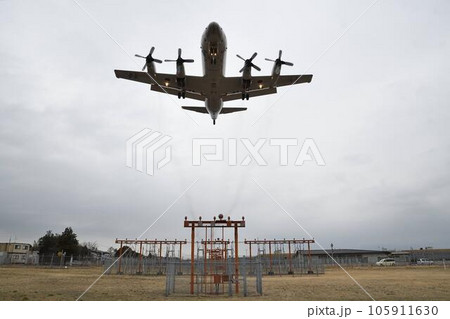 飛行場へ進入する航空機 飛行場へ進入する航空機 105911630