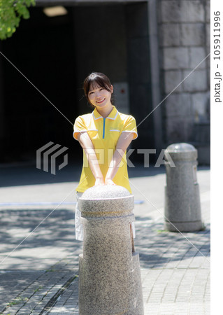 黄色いワンピースを着たコンパニオンな女性 105911996