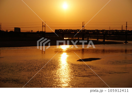夕日に輝く大和川 夕日に輝く大和川 105912411