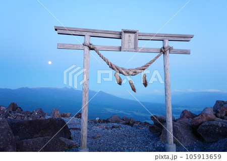 車山山頂、車山神社の鳥居と八ケ岳と月 車山山頂、車山神社の鳥居と八ケ岳と月 105913659