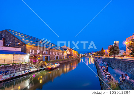 小樽運河　小樽運河クルーズ　夕暮れ　ガス灯 105913894