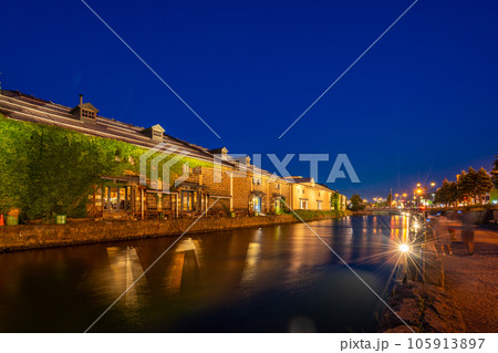 小樽運河　夕暮れ　ガス灯 105913897