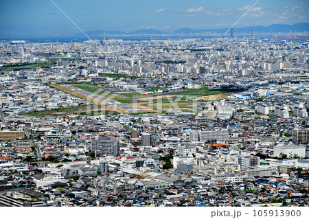 高尾山山頂から柏原・八尾市街を望む(八尾空港を望む)　【大阪府柏原市】 105913900