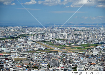 高尾山山頂から柏原・八尾市街を望む(八尾空港を望む)　【大阪府柏原市】 105913902