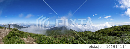 三本槍岳（那須）山頂から望む会津の山並み 105914114