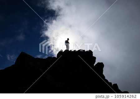 朝日岳（那須）山頂に立つ人 105914262