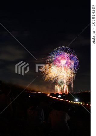 4年ぶりに夜空を飾る大花火（戸田橋花火大会・板橋花火大会） 105914287