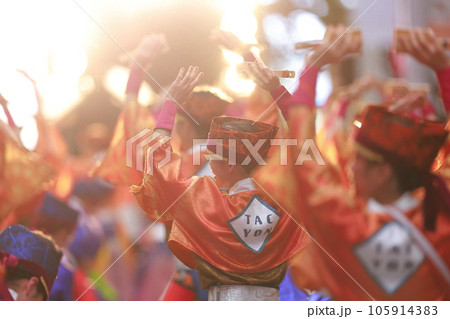 よさこい祭りで踊る よさこい祭りで踊る 105914383
