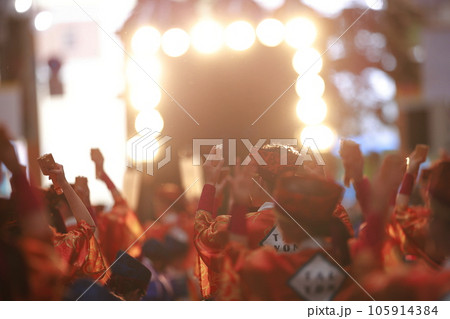 よさこい祭りで踊る 105914384