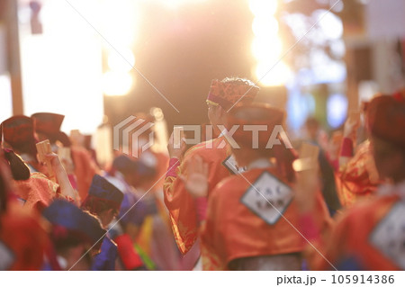 よさこい祭りで踊る 105914386