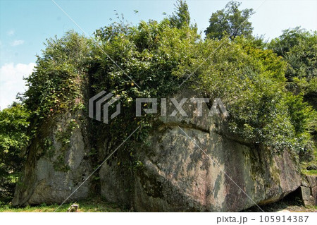 自然の巨石が石垣です。 105914387