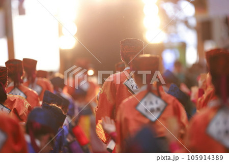 よさこい祭りで踊る 105914389