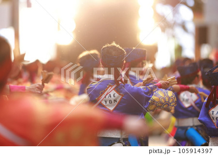 よさこい祭りで踊る よさこい祭りで踊る 105914397