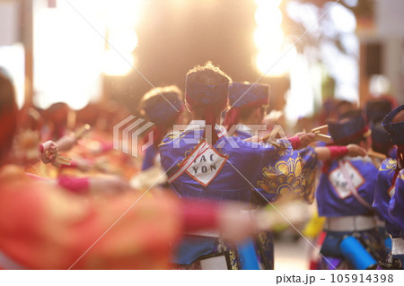 よさこい祭りで踊る よさこい祭りで踊る 105914398