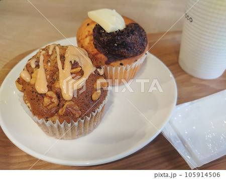モーニングセットのコーヒーとケーキ 105914506