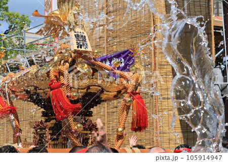 富岡八幡宮のお神輿　江戸三大祭り　水かけ祭り 105914947