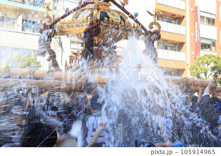 富岡八幡宮のお神輿 江戸三大祭り 水かけ祭り 富岡八幡宮のお神輿 江戸三大祭り 水かけ祭り 105914965