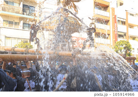 富岡八幡宮のお神輿 江戸三大祭り 水かけ祭り 富岡八幡宮のお神輿 江戸三大祭り 水かけ祭り 105914966