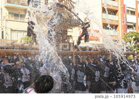 富岡八幡宮のお神輿 江戸三大祭り 水かけ祭り 富岡八幡宮のお神輿 江戸三大祭り 水かけ祭り 105914973