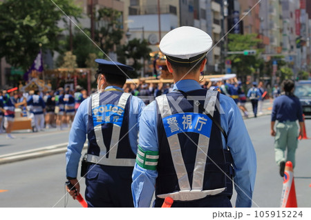 お神輿の渡御を警備する警察官 お神輿の渡御を警備する警察官 105915224