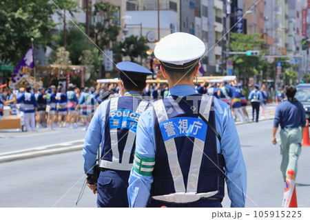 お神輿の渡御を警備する警察官 お神輿の渡御を警備する警察官 105915225