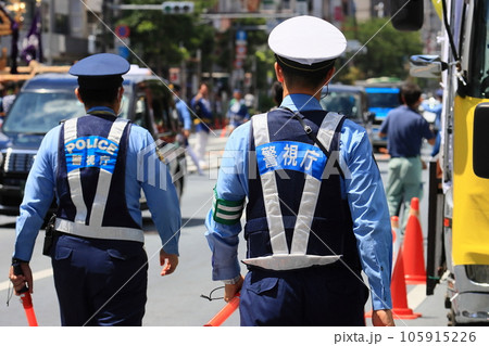 お神輿の渡御を警備する警察官 105915226