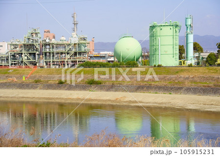 下水汚泥焼却設備と消化ガスタンク/下水処理場 下水汚泥焼却設備と消化ガスタンク/下水処理場 105915231